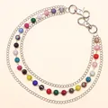 Detailansicht der dreilagigen silbernen Hosenkette mit bunten Glitzerperlen und Karabinern - Mehrlagig Bunte Strass / Silber