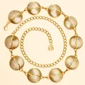 Detailaufnahme der goldenen Metall-Taillenkette mit Wirbelstruktur und Rosenanhänger - Spiralstruktur-Rundplattenstil (Stil 3)