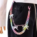 Detalle de cadena para pantalón Y2K de acrílico colorido con colgantes de lazos suaves - Cadena de Pantalones Rosa con Lazo