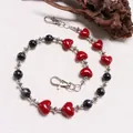 Detalle de cadena gótica con cuentas de corazón rojo y ojo de gato negro en metal - Estilo de Capa Simple
