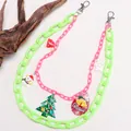 Dettaglio della catena a doppio strato in acrilico con ciondoli natalizi festivi - Verde Neon Rosa (Doppio Strato Natale)