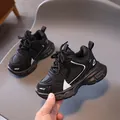 Sneakers nere per bambini con suole morbide antiscivolo e accenti di strisce bianche - Taglia 21 (Lunghezza Interna 13,5 cm) / Nero (Superficie in Pelle)