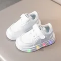 Sneaker bianche per bambini con suole a LED luminose e chiusura in velcro - EU 21 / Bianco