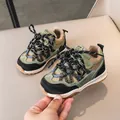 Baskets vintage pour enfants en kaki et vert avec scratchs pour garçons et filles - Taille 21 (Longueur Intérieure 13.5) / Vert