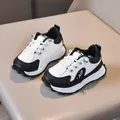 Kinder Sneaker in Schwarz-Weiß aus Leder mit weicher rutschfester Gummisohle und AIP Dekor - EU 25 / Schwarz