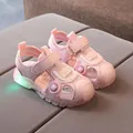 Rosa Kinder-Sandalen mit atmungsaktivem Mesh, Spinnenmuster und LED-Leuchtsohlen für Mädchen - EU 27 / Rosa