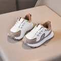 Kinder-Sneaker aus Kunstleder in Weiß und Khaki mit rutschfesten dicken Sohlen - EU 25 / Khaki
