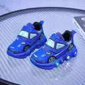 Détail d'une basket bleue pour enfant en forme de voiture avec lumières LED intégrées - Lot 21-25 (5 Paires) / Bleu