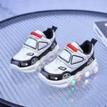 Détail de baskets LED pour enfants avec design de voiture de course et velcro - Lot 21-25 (5 Paires) / Blanc