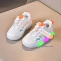 Sneakers in mesh traspirante per bambini con dettagli colorati e suole a LED - Bianco