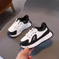 Sneakers per bambini antiscivolo in pelle bianca e nera con suole sportive morbide - EU 21 / Nero