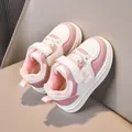 Dettaglio di scarpe invernali per bambini rosa e bianche con calda fodera e velcro - Taglia 27 Lunghezza Interna 16.5cm / Stile foderato in pile (128) / Rosa