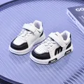 Klassische schwarz-weiße Kinder-Sneaker aus Leder mit Klettverschluss und weicher Gummisohle - Größen 22-26 / Schwarz