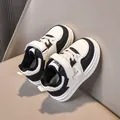 Détail de baskets chaudes pour enfants avec fermeture velcro et doublure en peluche douce - Tailles 22-26 / Style Doublé Polaire / Noir