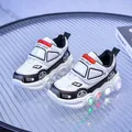 Zapatillas infantiles estilo carreras blancas con suelas LED y cierres de velcro - EU 21 / Blanco
