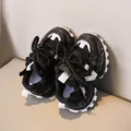 Scarpe sportive nere per bambini in pelle e mesh con spessa suola bianca antiscivolo e riflettenti - Taglia 25 (Interno 15.5cm) / Nero