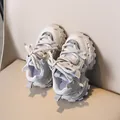 Sneakers beige per bambini con tomaia in mesh e suola spessa in gomma antiscivolo - Taglia 25 (Interno 15.5cm) / Grigio