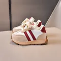 Scarpe da corsa vintage per bambini in beige e kaki con strisce rosse e gomma - Taglia 22 (Lunghezza Interna 14cm) / Borgogna