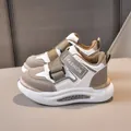 Sneaker alla moda per bambini in beige e kaki con suola morbida e cinturino velcro - Size 21 / Kaki