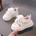Scarpe casual per bambini bianche e rosa con ciondolo cartone animato e cinturini - 21 / Rosa