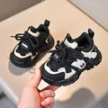Zapatillas de malla transpirable para niños en blanco y negro con suela de goma gruesa - EU 28 / Negro