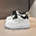 Weiße Kinder-Sneaker mit schwarzen Akzenten, Klettverschluss und dicker Gummisohle - Größe 21 (13.5cm) / Schwarz