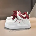Kinder Leder-Sneaker in Weiß mit rotem Futter und Klettverschluss für Sport - Größe 21 (13.5cm) / Rot