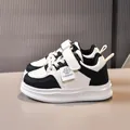 Dettaglio di scarpe da ginnastica per bambini bianche e nere con chiusura a strappo in mesh - Taglia 22 Lunghezza Interna 13.5cm / Stile Pelle Nera