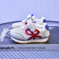 Atmungsaktive Mädchen-Mesh-Sneaker in Weiß mit roter Schleife und Klettverschluss - Größe 21 (13.5cm Innen) / Rot