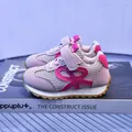 Atmungsaktive Mädchen-Mesh-Sneaker in Lila und Rosa mit Klettverschluss und Schleife - Größe 21 (13.5cm Innen) / Rosa
