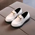 Mocassini classici in vernice bianca per bambini con fibbia dorata e suola spessa nera - EU 21 / Bianco