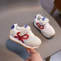 Atmungsaktiver Kinder-Sneaker aus weißem Mesh mit Klettverschluss und Gummisohle - EU 27 / Rot