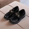 Mocassini classici in vernice nera per bambini con elegante dettaglio morsetto in metallo oro - EU 21 / Nero