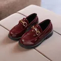 Mocassini per bambini in pelle verniciata rosso scuro con dettaglio morsetto dorato e suola - EU 21 / Borgogna