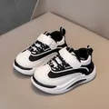 Sneaker classiche bianche e nere per bambini con chiusura a strappo e suola spessa - EU 21 / Nero