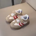 Atmungsaktive Kinder-Lederschuhe mit roten Streifen und rutschfesten Gummisohlen - EU 26 / Gebrochenes Weiß