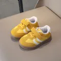 Gelbe Kleinkinder-Sneaker mit weißen Streifen und rutschfester Gummisohle für Jungen - EU 26 / Gelb
