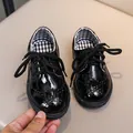 Scarpe classiche per bambini in pelle verniciata nera con eleganti dettagli brogue - Taglia 21 (13.5cm) / Nero