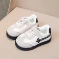 Sneaker classiche color crema per bambini con punta in camoscio grigio e velcro - Taglia 21 (13.5cm) / Bianco