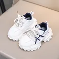 Sneakers sportive traspiranti per bambini in bianco e blu navy con suole morbide - Taglia 21 (Lunghezza 13.5) / Bianco