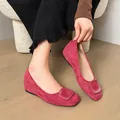 Scarpe basse da donna in camoscio rosa con elegante fibbia quadrata sovradimensionata - 35 / Rosso