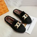 Mules plates en fausse fourrure noire pour femme avec doublure chaude et chaîne dorée - EU 34 / Noir