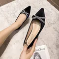 Elegant black pointed-toe flat shoes with sparkling rhinestone bow and velvet finish - EU 33 / Black