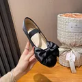 Eleganti ballerine Mary Jane in raso nero per bambine con un grande fiocco decorativo - 33 / Nero Satinato