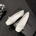 Ballerine bianche a punta quadrata con fiocco, perle e strass su sfondo nero di lusso - 35 / Crema
