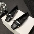 Eleganti ballerine nere a punta quadrata con fiocco e perla su supporto bianco - EU 35 / Nero