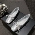 Ballerine argento con punta quadrata, fiocco decorativo e dettagli di perle e strass - 35 / Argento