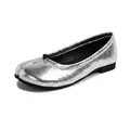 Silver metallic tabi flat shoes for women with distinctive split-toe design and black sole - EU 35 / Silver