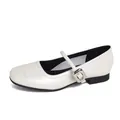 Ballerines Mary Jane beige à bout rond et boucle argentée sur fond blanc neutre - EU 38 / Blanc (Plat)