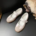 Retro Mary Jane Sneaker in Weiß mit beigem Wildlederbesatz und Klettverschlussband - EU 35 / Weiß